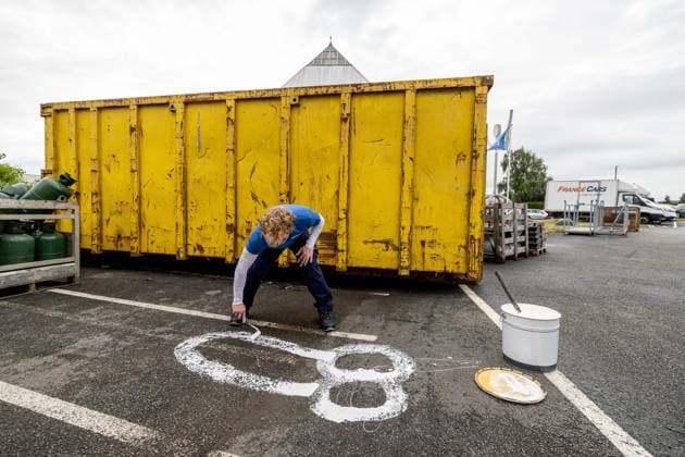 TOUR DE FRANCE 2025 - L EFFACEUR DU TOUR DE DOUBLET PHOTOPQR VOIX DU NORD PASCAL BONNIERE ; 27 06 2025 ; AVELIN 27.06.2025 Patrick Dancoisne, l effaceur du tour de France de la societe Doublet. Transformation de dessins ou des messages politiques . Photo Pascal Bonniere La voix Du Nord- French cycling race Tour de France 2025 takes place from th to 27th july 2025 Patrick Dancoisne, the eraser of the Tour de France from the Doublet company. Transformation of drawings or political messages HAUTS DE FRANCE France  Copyright: xPHOTOPQR VOIXxDUxNORD MAXPPPxPASCALxBONNIEREx 20250627VDN9299 20250627VDN9299