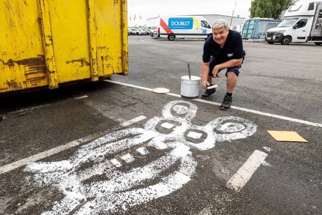Sport Bilder des Tages TOUR DE FRANCE 2025 - L EFFACEUR DU TOUR DE DOUBLET PHOTOPQR VOIX DU NORD PASCAL BONNIERE ; 27 06 2025 ; AVELIN 27.06.2025 Patrick Dancoisne, l effaceur du tour de France de la societe Doublet. Transformation de dessin ou des messages politique . Photo Pascal Bonniere La voix Du Nord- French cycling race Tour de France 2025 takes place from th to 27th july 2025 Patrick Dancoisne, the eraser of the Tour de France from the Doublet company. Transformation of drawings or political messages HAUTS DE FRANCE France  Copyright: xPHOTOPQR VOIXxDUxNORD MAXPPPxPASCALxBONNIEREx 20250627VDN9305 20250627VDN9305