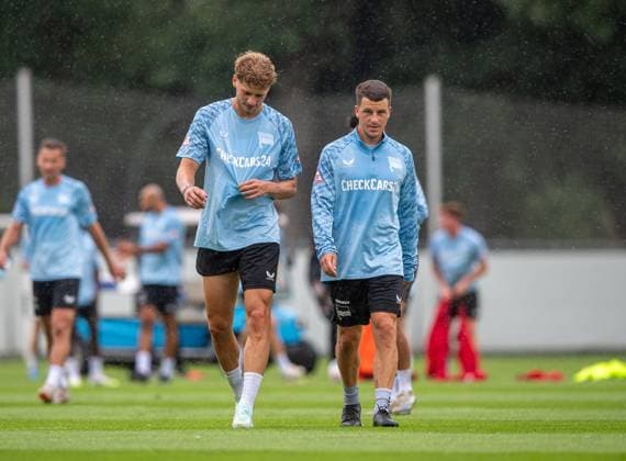 Fussball, Herren, Saison 2025 26, 2. Bundesliga, Hertha BSC, Training, v.l. Marton Dardai (Hertha BSC), Diego Demme (Hertha BSC), 27.06. 2025,