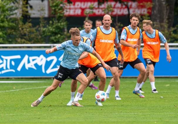 Sport Bilder des Tages Fussball, Herren, Saison 2025 26, 2. Bundesliga, Hertha BSC, Training, v.l. Palko Dardai (Hertha BSC), Marton Dardai (Hertha BSC), Toni Leistner (Hertha BSC), Linus Gechter (Hertha BSC), Julian Eitschberger (Hertha BSC), 27.06. 2025,
