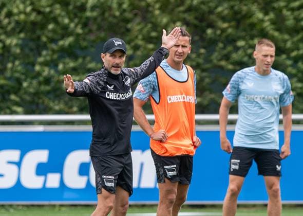 Fussball, Herren, Saison 2025 26, 2. Bundesliga, Hertha BSC, Training, v.l. Trainer Stefan Leitl (Hertha BSC), Paul Seguin (Hertha BSC), Palko Dardai (Hertha BSC), 27.06. 2025,