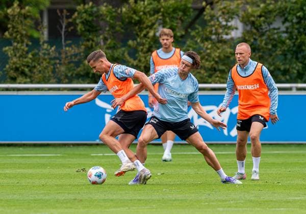 Fussball, Herren, Saison 2025 26, 2. Bundesliga, Hertha BSC, Training, v.l. Paul Seguin (Hertha BSC), Fabian Reese (Hertha BSC), Jon Dagur Thorsteinsson (Hertha BSC), 27.06. 2025,