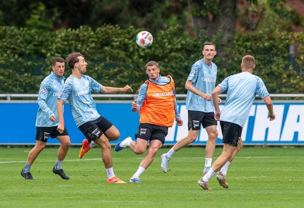 Fussball, Herren, Saison 2025 26, 2. Bundesliga, Hertha BSC, Training, v.l. Diego Demme (Hertha BSC), Tim Hoffmann (Hertha BSC), Michael Cuisance (Hertha BSC), Niklas Kolbe (Hertha BSC), Palko Dardai (Hertha BSC), 27.06. 2025,