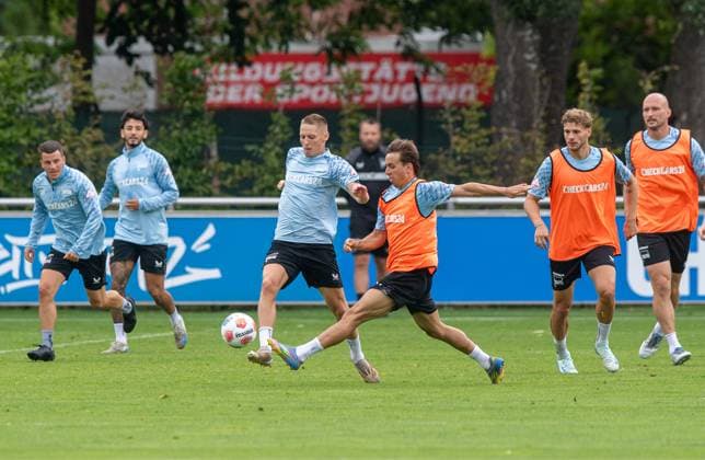 Fussball, Herren, Saison 2025 26, 2. Bundesliga, Hertha BSC, Training, v.l. Palko Dardai (Hertha BSC), Michal Karbownik (Hertha BSC), 27.06. 2025,