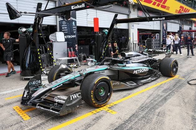 Auto von George Russell (Mercedes-AMG Petronas 63) in der Boxengasse, 1 Freies Training, Grosser Preis von Oesterreich, Motorsport, Herren, Formel 1, 27.06.2025 Spielberg Steiermark Oesterreich