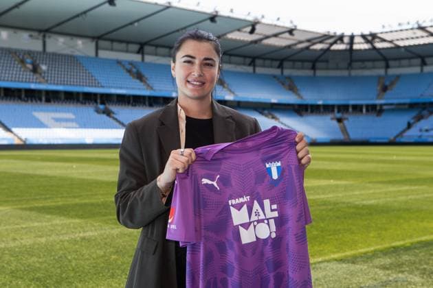 250627 Zecira Musovic poserar för ett porträtt under en presskonferens med Malmö FF där hon presenteras som nyförvärv den 27 juni 2025 i Malmö. Copyright: MATSxJAVERUD BB250627BB270