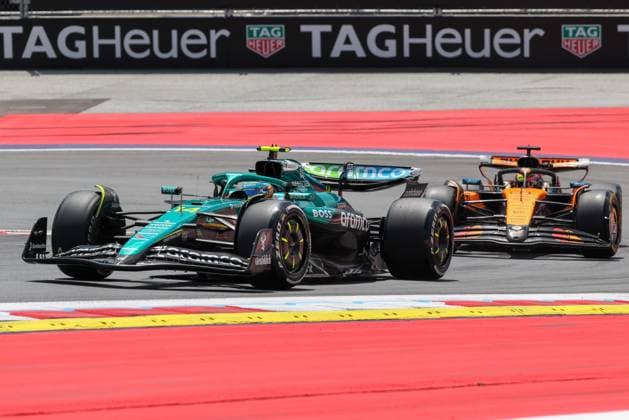 Fernando Alonso (Aston Martin Aramco 14), Oscar Piastri (McLaren Formula 1 Team 81), 1 Freies Training, Grosser Preis von Oesterreich, Motorsport, Herren, Formel 1, 27.06.2025 Spielberg Steiermark Oesterreich