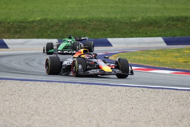 Max Verstappen (Oracle Red Bull Racing, 01), Nico Huelkenberg (Stake F1 Team Kick Sauber, 27), Freies Training 1, FP1, Free Practice 1, Grosser Preis von Oesterreich, Motorsport, Herren, Formel 1, 27.06.2025 Spielberg Steiermark Oesterreich