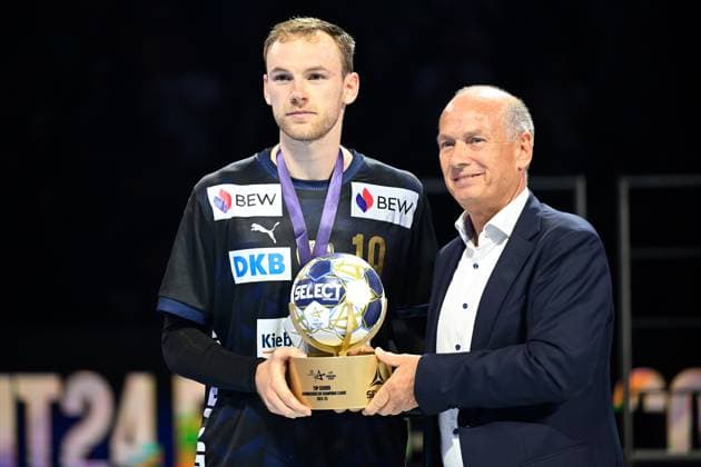 Koeln, Lanxess Arena, 15.06.25, GER, Herren, Handball, Truckscout24 EHF Final4 2025, Finale: Fuechse Berlin - SC MAgdeburg Bild: Mathias GIDSEL (Berlin) bekommt Pokal als Top Scorer des Final4 Nordrhein-Westfalen Deutschland
