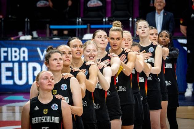 Basketball Piräus 27.06.2025 FIBA Women™s Eurobasket 2025 Platzierungsspiel Türkei (TUR) - Deutschland (GER) Team Deutschland bei der Nationalhymne Jessika Schiffer (Deutschland, No.55) Romy Bär (Deutschland, No.46) Clara Bielefeld (Deutschland, No.25) Emily Bessoir (Deutschland, No.22) Emily Bessoir (Deutschland, No.22) Luisa Geiselsöder (Deutschland, No.15) Geiselsoder Leonie Fiebich (Deutschland, No.13) Emma Eichmeyer (Deutschland, No.09) Jennifer Crowder (Deutschland, No.07) Hilke Feldrappe (Deutschland, No.05) Alexandra Wilke (Deutschland, No.03) Alexis Peterson (Deutschland, No.01) vlnr.