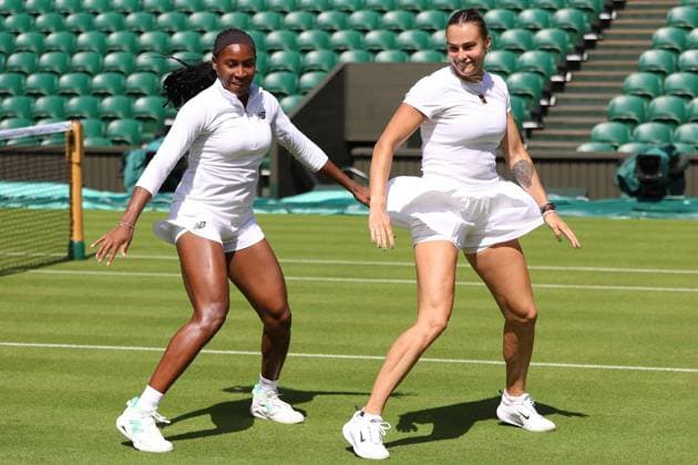Sport Themen der Woche KW26 Sport Bilder des Tages June 27, 2025, London, Celestynow, England: COCO GAUFF of USA and ARYNA SABALENKA during dancing after the practice session before Championships 2025 at Wimbledon AELTC in London. London England - ZUMAc278 20250627_zsp_c278_005 Copyright: xMarcinxCholewinskix