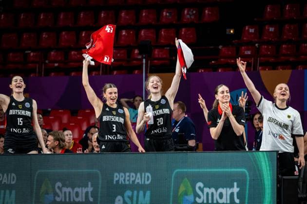 Basketball Piräus 27.06.2025 FIBA Women™s Eurobasket 2025 Platzierungsspiel Türkei (TUR) - Deutschland (GER) Jubel Luisa Geiselsöder (Deutschland, No.15) Geiselsoder Alexandra Wilke (Deutschland, No.03) Frida Bühner (Deutschland, No.20) vlnr.