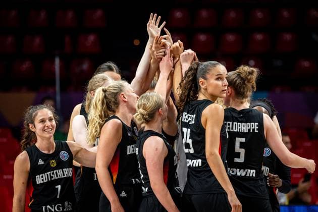 Basketball Piräus 27.06.2025 FIBA Women™s Eurobasket 2025 Platzierungsspiel Türkei (TUR) - Deutschland (GER) Jubel Deutschland nach dem Sieg Huddle Team und andere