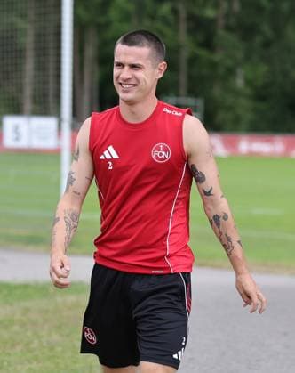 27.06.2025 - Fussball - 2. Fussball - Bundesliga - Saison 2025 2026 - 1. FC Nürnberg Nuernberg FCN ( Club ) - Training - Sportfoto Zink DaMa - xdaxmax - Oliver Villadsen (2, 1. FC Nürnberg FCN ) lacht Lachen freut sich Freude
