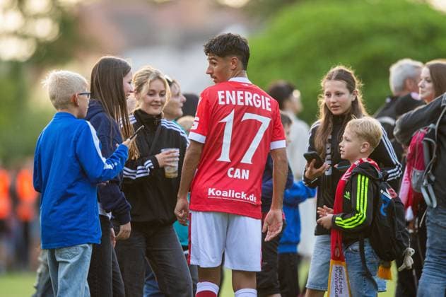 Fussball, Herren, Saison 2025 26, Testspiel, SV Wacker 21 Schönwalde - FC Energie Cottbus, Can Moustfa (Energie Cottbus) macht nach Abpfiff Fotos mit Fans und schreibt Autogramme, 27.06. 2025, Copyright: xSebastianxRäppold MatthiasxKochx