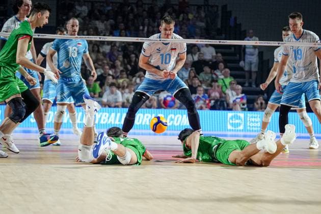 Sport Bilder des Tages Volleyball, Nations League, Bulgarien - Slowenien Volleyball - FIVB Men s Volleyball Nations League - Bugaria - Slovenia - 27.06.2025 Georgi Tatarov and Simeon Nikolov in action to save the ball during Mens Volleyball Nations League in Burgas, VNL Bulgaria Copyright: xYulianxTodorovx