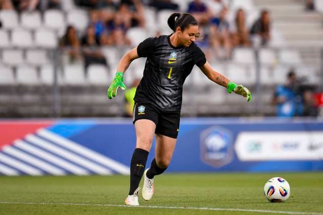 Grenoble, France - June 27: Goalkeeper Lorena Silva of Brazil looks to bring the ball down during the Women s International Friendly, Länderspiel, Nationalmannschaft match between France and Brazil at Stade des Alpes on June 27, 2025 in Grenoble, France. (Photo by Eurasia Images) Grenoble Stade des Alpes France