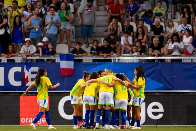 Grenoble, France - June 27: Brazil players celebrate their teammate Luany Rosa™s goal during the Women s International Friendly, Länderspiel, Nationalmannschaft match between France and Brazil at Stade des Alpes on June 27, 2025 in Grenoble, France. (Photo by Eurasia Images) Grenoble Stade des Alpes France