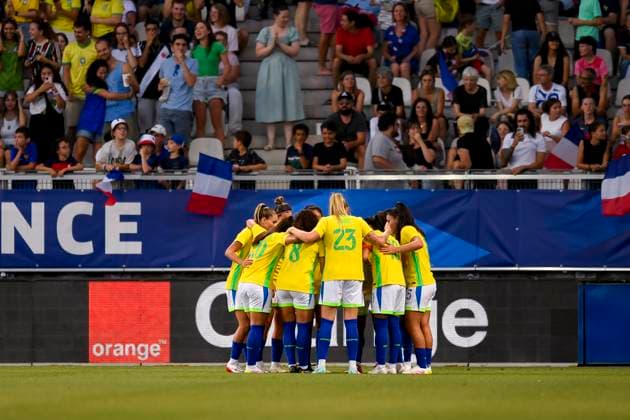 Grenoble, France - June 27: Brazil players celebrate their teammate Luany Rosa™s goal during the Women s International Friendly, Länderspiel, Nationalmannschaft match between France and Brazil at Stade des Alpes on June 27, 2025 in Grenoble, France. (Photo by Eurasia Images) Grenoble Stade des Alpes France