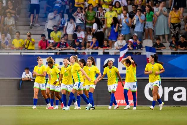 Grenoble, France - June 27: Brazil players celebrate their teammate Luany Rosa™s goal during the Women s International Friendly, Länderspiel, Nationalmannschaft match between France and Brazil at Stade des Alpes on June 27, 2025 in Grenoble, France. (Photo by Eurasia Images) Grenoble Stade des Alpes France