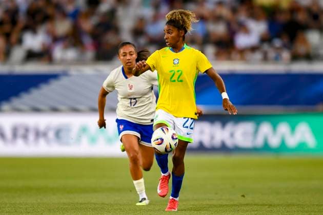 Grenoble, France - June 27: Luany Rosa of Brazil runs with the ball during the Women s International Friendly, Länderspiel, Nationalmannschaft match between France and Brazil at Stade des Alpes on June 27, 2025 in Grenoble, France. (Photo by Eurasia Images) Grenoble Stade des Alpes France
