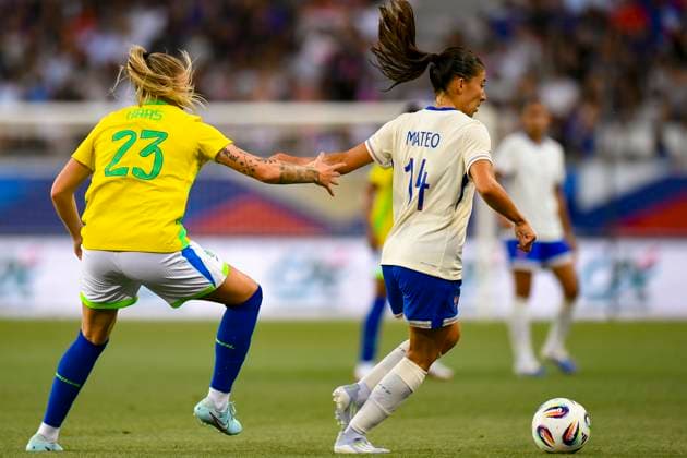 Grenoble, France - June 27: Clara Mateo of France (R) is chased by Isadora Haas of Brazil (L) during the Women s International Friendly, Länderspiel, Nationalmannschaft match between France and Brazil at Stade des Alpes on June 27, 2025 in Grenoble, France. (Photo by Eurasia Images) Grenoble Stade des Alpes France