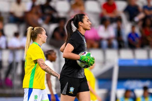 Grenoble, France - June 27: Goalkeeper Lorena Silva of Brazil looks to serve the ball during the Women s International Friendly, Länderspiel, Nationalmannschaft match between France and Brazil at Stade des Alpes on June 27, 2025 in Grenoble, France. (Photo by Eurasia Images) Grenoble Stade des Alpes France
