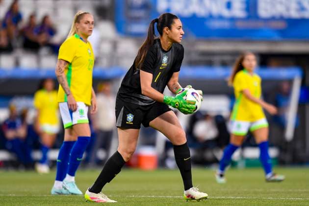 Grenoble, France - June 27: Goalkeeper Lorena Silva of Brazil looks to serve the ball during the Women s International Friendly, Länderspiel, Nationalmannschaft match between France and Brazil at Stade des Alpes on June 27, 2025 in Grenoble, France. (Photo by Eurasia Images) Grenoble Stade des Alpes France