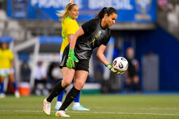 Grenoble, France - June 27: Goalkeeper Lorena Silva of Brazil looks to bring the ball down during the Women s International Friendly, Länderspiel, Nationalmannschaft match between France and Brazil at Stade des Alpes on June 27, 2025 in Grenoble, France. (Photo by Eurasia Images) Grenoble Stade des Alpes France