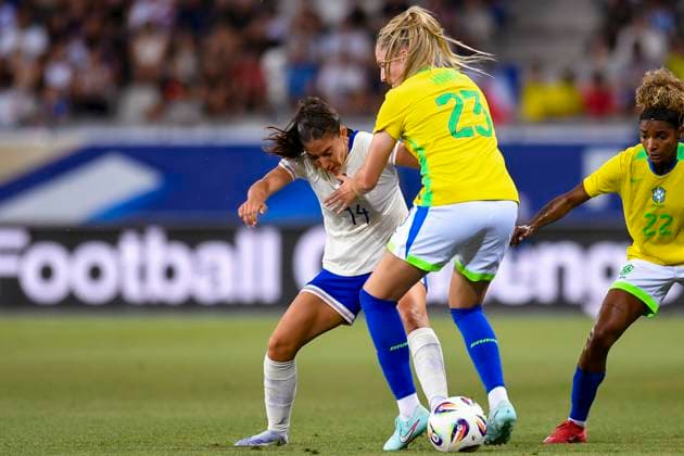 Grenoble, France - June 27: Clara Mateo of France (L) plays against Isadora Haas of Brazil (R) during the Women s International Friendly, Länderspiel, Nationalmannschaft match between France and Brazil at Stade des Alpes on June 27, 2025 in Grenoble, France. (Photo by Eurasia Images) Grenoble Stade des Alpes France