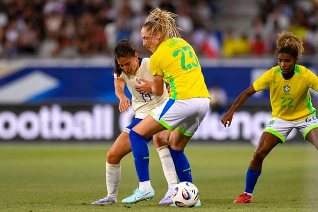 Grenoble, France - June 27: Clara Mateo of France (L) plays against Isadora Haas of Brazil (R) during the Women s International Friendly, Länderspiel, Nationalmannschaft match between France and Brazil at Stade des Alpes on June 27, 2025 in Grenoble, France. (Photo by Eurasia Images) Grenoble Stade des Alpes France