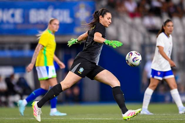 Grenoble, France - June 27: Goalkeeper Lorena Silva of Brazil looks to bring the ball down during the Women s International Friendly, Länderspiel, Nationalmannschaft match between France and Brazil at Stade des Alpes on June 27, 2025 in Grenoble, France. (Photo by Eurasia Images) Grenoble Stade des Alpes France