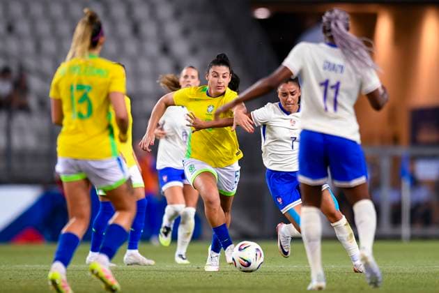 Grenoble, France - June 27: Maria Eduarda Sampaio of Brazil runs with the ball during the Women s International Friendly, Länderspiel, Nationalmannschaft match between France and Brazil at Stade des Alpes on June 27, 2025 in Grenoble, France. (Photo by Eurasia Images) Grenoble Stade des Alpes France