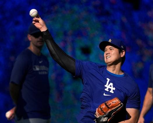 June 27, 2025: scheduled to pitch tomorrow, Los Angeles Dodgers Shohei Ohtani (17) does some pregame pitching warm ups against the Royals at Kauffman Stadium Kansas City, Missouri. CSM. Kansas City United States - ZUMAc04_ 20250628_zma_c04_001 Copyright: xJonxRobichaudx