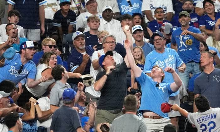 June 27, 2025: Royals fans go after a foul ball against the Dodgers at Kauffman Stadium Kansas City, Missouri. CSM. Kansas City United States - ZUMAc04_ 20250627_zma_c04_014 Copyright: xJonxRobichaudx