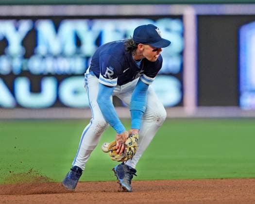 June 27, 2025: Kansas City Royals shortstop Bobby Witt Jr. (7) looses control of the ball from glove to hand against the Dodgers at Kauffman Stadium Kansas City, Missouri. CSM. Kansas City United States - ZUMAc04_ 20250627_zma_c04_016 Copyright: xJonxRobichaudx