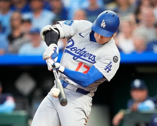 June 27, 2025: Los Angeles Dodgers designated hitter Shohei Ohtani (17) drives an RBI triple in the 5th inning against the Royals at Kauffman Stadium Kansas City, Missouri. CSM. Kansas City United States - ZUMAc04_ 20250627_zma_c04_035 Copyright: xJonxRobichaudx