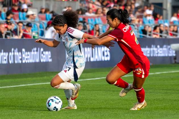 June 27, 2025, Toronto, Ontario, Canada: Zara Chavoshi 29 (R) of Canada and Alexandra Pinell 19 (L) of Costa Rica in action during an International Friendly, Länderspiel, Nationalmannschaft match at BMO Field on June 27, 2025 in Toronto, Ontario, Canada. The game ended 4-1 for Canada. Toronto Canada - ZUMAm154 20250627_zap_m154_026 Copyright: xAngelxMarchinix