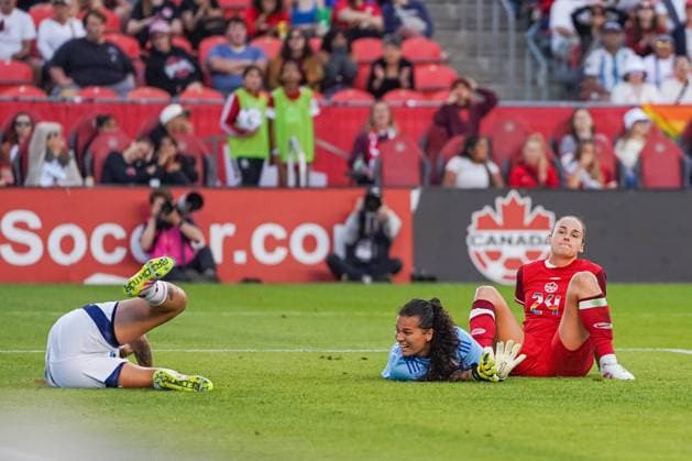 June 27, 2025, Toronto, Ontario, Canada: Evelyne Viens 24 of Canada and Noelia Bermudez 1 of Costa Rica after a Canada atempt to score during the International Women s Friendly match between Canada and Costa Rica at BMO Field. on June 27, 2025 in Toronto, Canada. Toronto Canada - ZUMAe321 20250627_zsa_e321_008 Copyright: xLeonardoxRamirezx