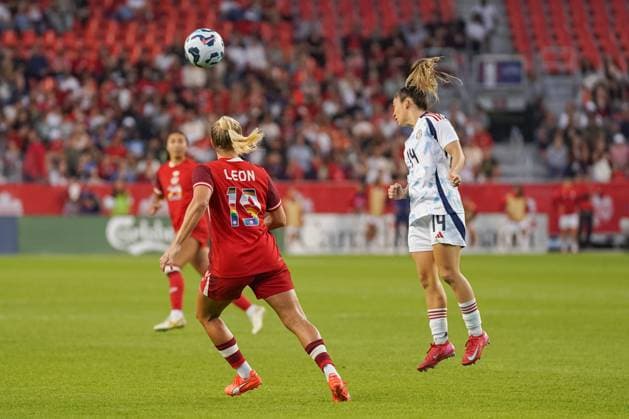 June 27, 2025, Toronto, Ontario, Canada: Adriana Leon 19 of Canada and Priscila Chinchilla 14 of Costa Rica during the International Women s Friendly match between Canada and Costa Rica at BMO Field. on June 27, 2025 in Toronto, Canada. Toronto Canada - ZUMAe321 20250627_zsa_e321_016 Copyright: xLeonardoxRamirezx
