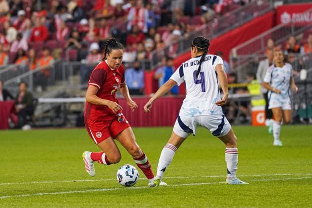 June 27, 2025, Toronto, Ontario, Canada: Evelyne Viens 24 of Canada is pressured by Mariana Benavides 4 of Costa Rica during the International Women s Friendly match between Canada and Costa Rica at BMO Field. on June 27, 2025 in Toronto, Canada. Toronto Canada - ZUMAe321 20250627_zsa_e321_042 Copyright: xLeonardoxRamirezx