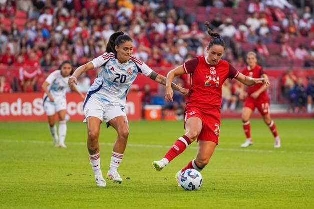 June 27, 2025, Toronto, Ontario, Canada: Evelyne Viens 24 of Canada and Fabiola Villalobos 20 of Costa Rica battle for the ball during the International Women s Friendly match between Canada and Costa Rica at BMO Field. on June 27, 2025 in Toronto, Canada. Toronto Canada - ZUMAe321 20250627_zsa_e321_005 Copyright: xLeonardoxRamirezx