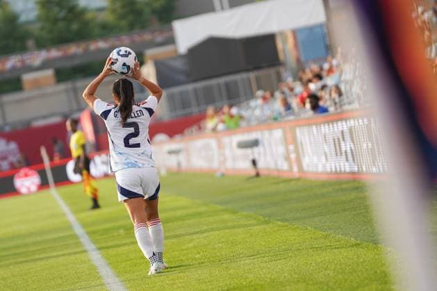 June 27, 2025, Toronto, Ontario, Canada: Gabriela Guillen 2 of Costa Rica is ready for a throw-in with the ball during the International Women s Friendly match between Canada and Costa Rica at BMO Field. on June 27, 2025 in Toronto, Canada. Toronto Canada - ZUMAe321 20250627_zsa_e321_010 Copyright: xLeonardoxRamirezx