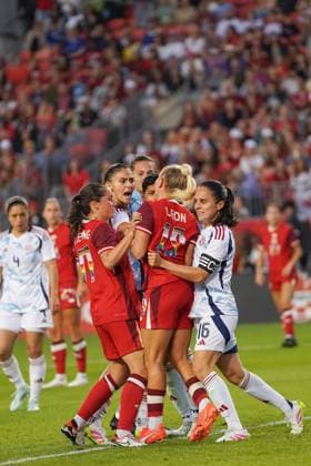 June 27, 2025, Toronto, Ontario, Canada: Adriana Leon 19 of Canada and Noelia Bermudez 1 of Costa Rica fighting during the International Women s Friendly match between Canada and Costa Rica at BMO Field. on June 27, 2025 in Toronto, Canada. Toronto Canada - ZUMAe321 20250627_zsa_e321_024 Copyright: xLeonardoxRamirezx