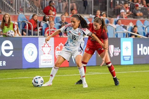 June 27, 2025, Toronto, Ontario, Canada: Katherine Alvarado 16 of Costa Rica is pressured by Kayla Briggs 28 of Canada during the International Women s Friendly match between Canada and Costa Rica at BMO Field. on June 27, 2025 in Toronto, Canada. Toronto Canada - ZUMAe321 20250627_zsa_e321_030 Copyright: xLeonardoxRamirezx