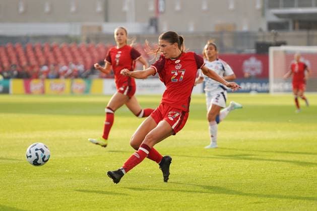 June 27, 2025, Toronto, Ontario, Canada: Holly Ward 27 of Canada pass the ball during the International Women s Friendly match between Canada and Costa Rica at BMO Field. on June 27, 2025 in Toronto, Canada. Toronto Canada - ZUMAe321 20250627_zsa_e321_044 Copyright: xLeonardoxRamirezx