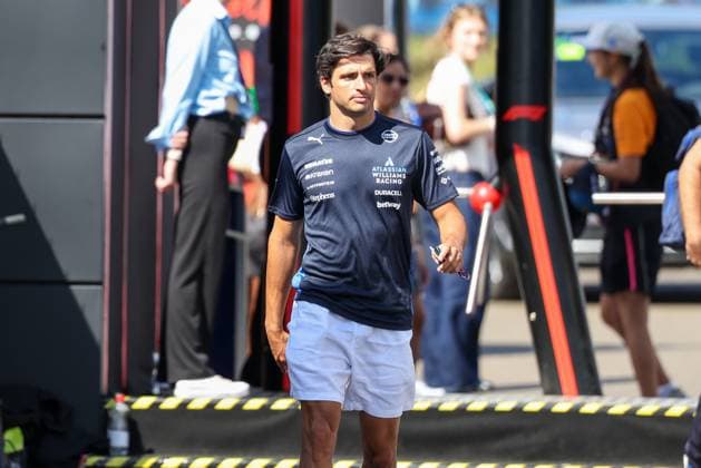 Carlos Sainz jr. (Atlassian Williams Racing 55) im Fahrerlager, Paddock, 3 Freies Training, Grosser Preis von Oesterreich, Motorsport, Herren, Formel 1, 28.06.2025 Spielberg Steiermark Oesterreich
