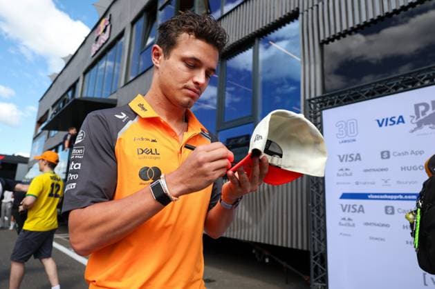 Lando Norris (McLaren Formula 1 Team 4) im Fahrerlager, Paddock gibt Autogramme, 3 Freies Training, Grosser Preis von Oesterreich, Motorsport, Herren, Formel 1, 28.06.2025 Spielberg Steiermark Oesterreich