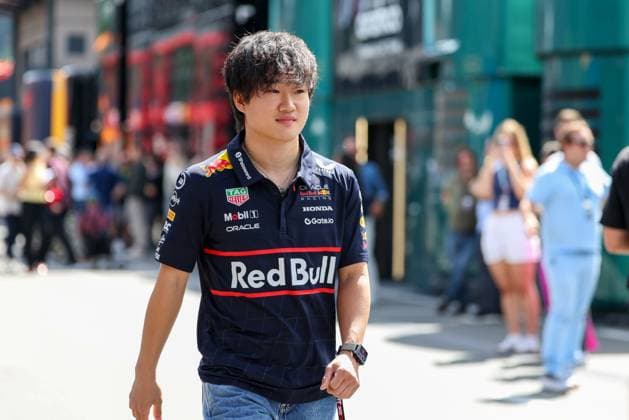 Yuki Tsunoda (Oracle Red Bull Racing 22) im Fahrerlager, Paddock gibt Autogramme, 3 Freies Training, Grosser Preis von Oesterreich, Motorsport, Herren, Formel 1, 28.06.2025 Spielberg Steiermark Oesterreich