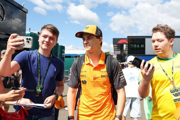 Oscar Piastri (McLaren Formula 1 Team 81) im Fahrerlager, Paddock gibt Autogramme, 3 Freies Training, Grosser Preis von Oesterreich, Motorsport, Herren, Formel 1, 28.06.2025 Spielberg Steiermark Oesterreich